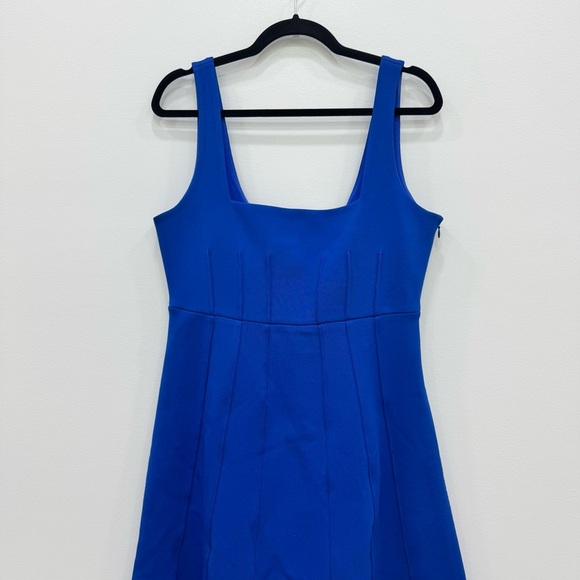 Tuckernuck Azure Jersey Double Knit Julietta Dress Royal Blue
Square neck - Picture 7 of 13